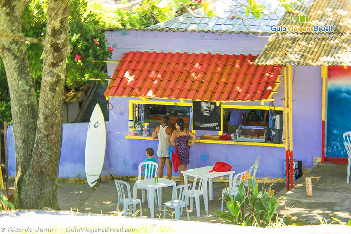 Imagem de um barzinho, que é point de surfistas, na Praia de Matinhos, em Santa Catarina, Brasil.
