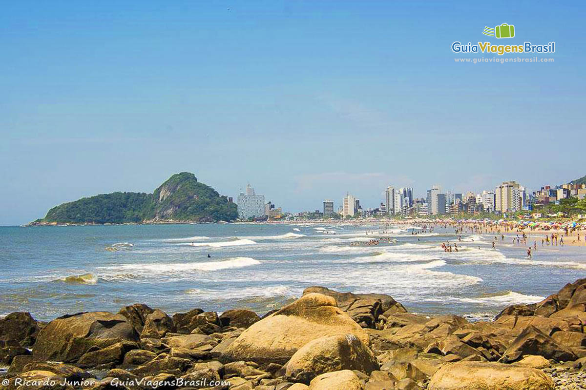 Imagem de toda extensão da Praia de Matinhos, em Santa Catarina, Brasil.