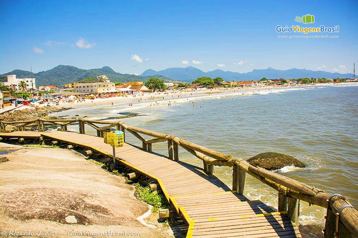 Imagem do mirante na Praia de Matinhos, em Santa Catarina, Brasil.