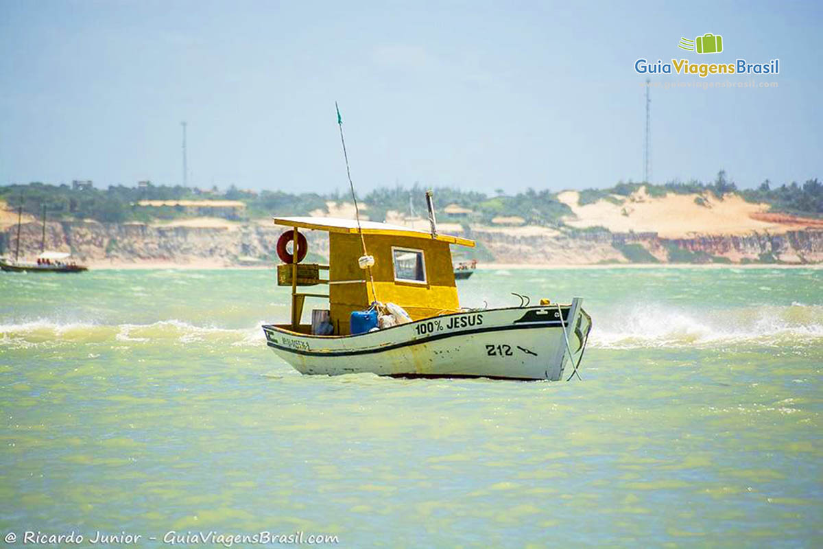 Imagem de barco de pescador na Praia de Pipa, em Natal.