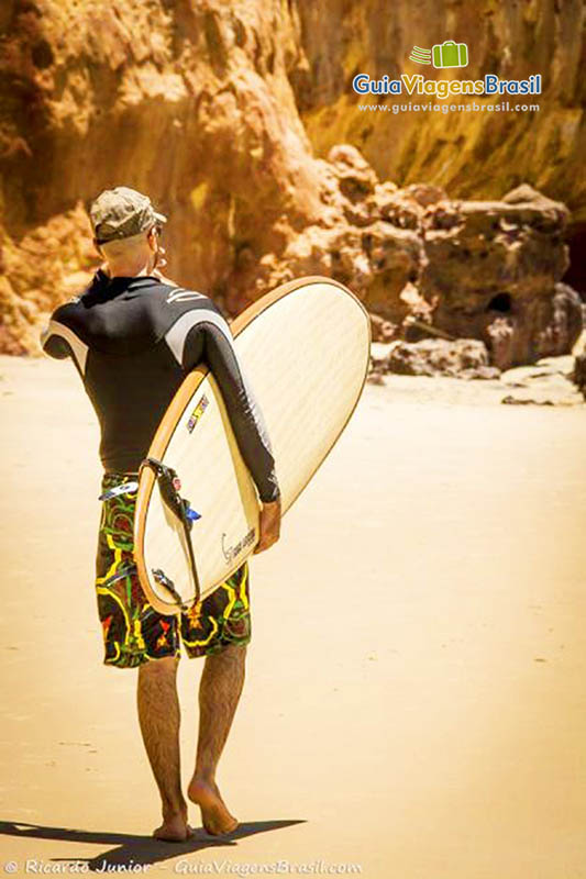 Imagem de surfista na Praia de Pipa.