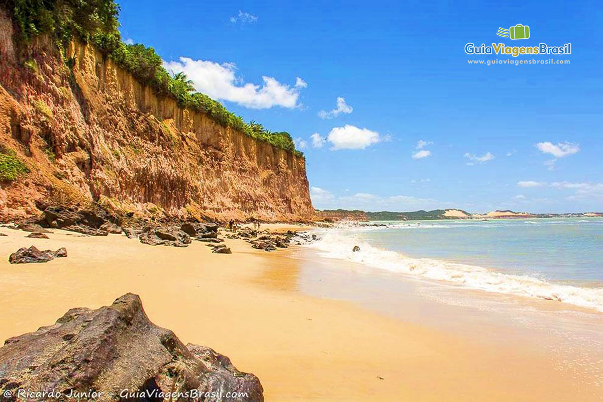 Imagem das melhores praia do Brasil. Praia de Pipa encanta pela sua beleza.