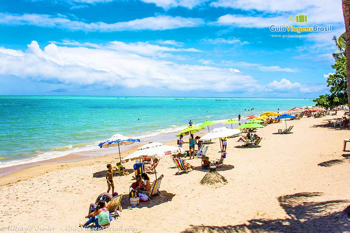 Imagem da Praia de Ponta Verde, dia ensolarado, ótimo para entrar nessas águas transparentes, em Maceió, Alagoas, Brasil.