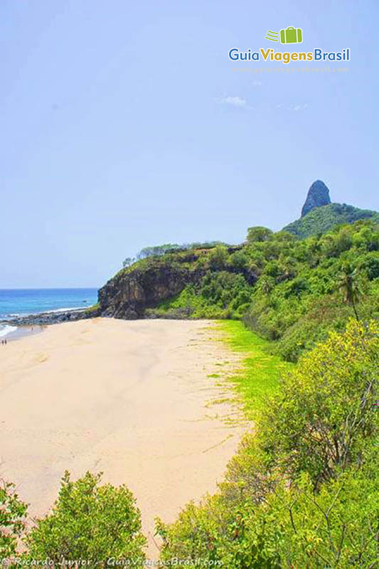 Imagem da Praia do Americano, aproveite para meditar e curtir o local, em Fernando de Noronha, Pernambuco, Brasil.