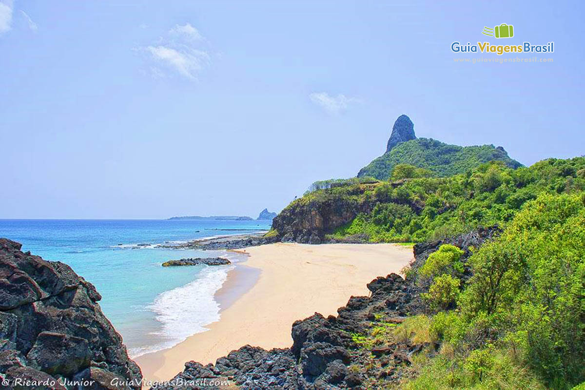 Imagem da Praia do Americano, uma vista mais que charmosa, em Fernando de Noronha, Pernambuco, Brasil.