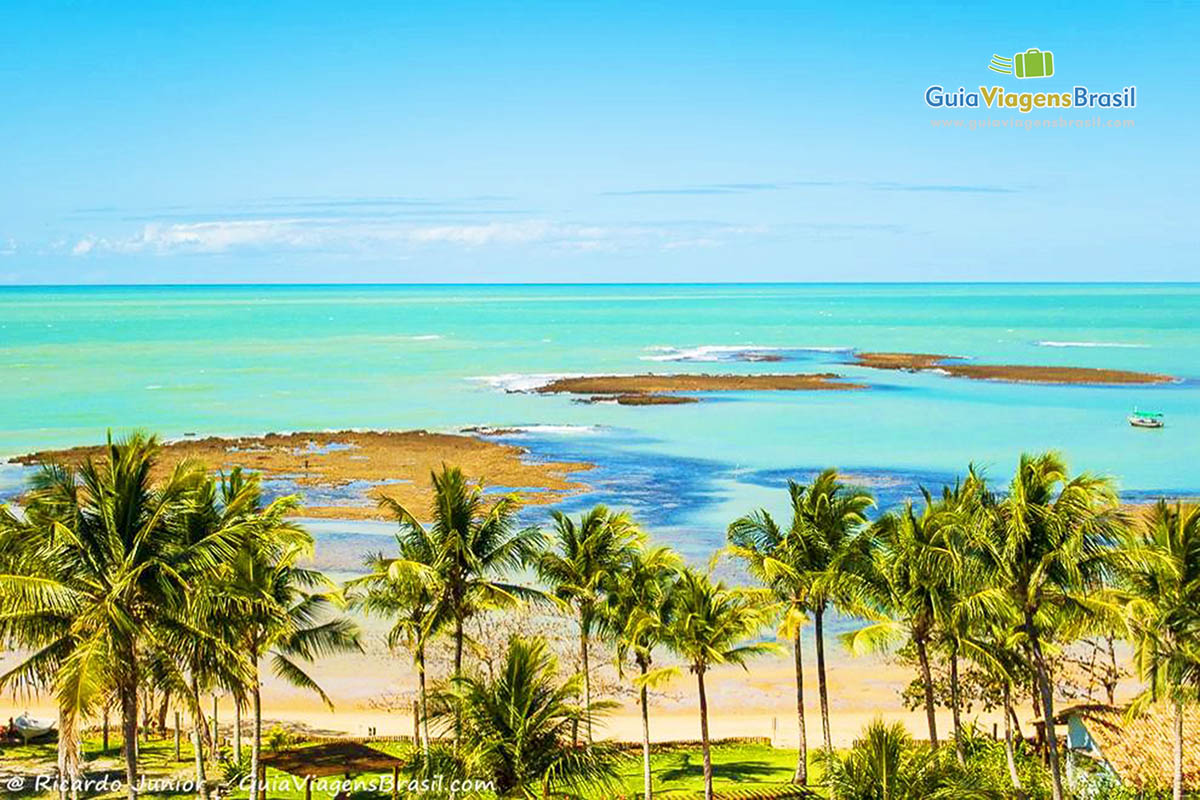 Imagem do alto da linda e badalada Praia do Espelho, realmente paisagem encantadora.