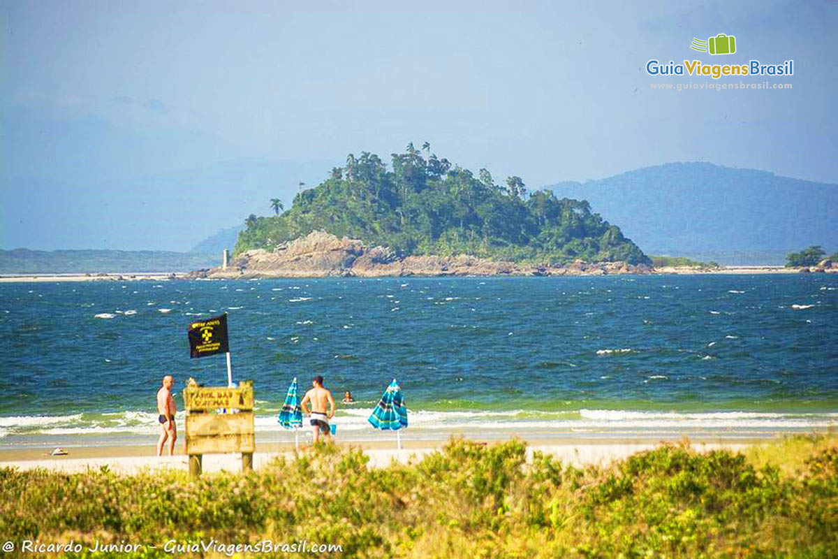 Imagem de uma pequena ilha vista da Praia do Farol, na Ilha do Mel, Paraná, Brasil.
