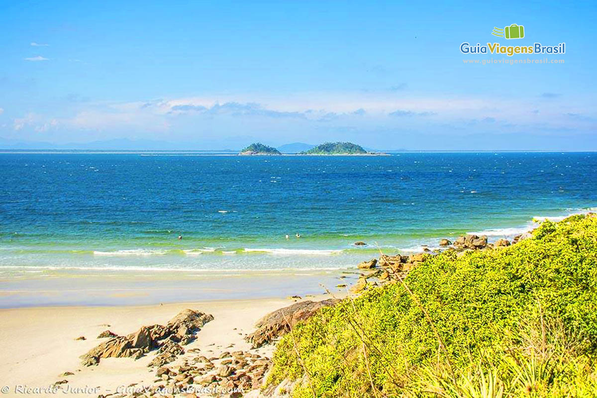 Imagem da vista do canto da Praia do Farol, na Ilha do Mel, Paraná, Brasil.