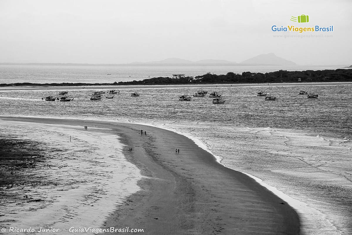 Imagem em preto e branco da Praia do Farol, na Ilha do Mel, Paraná, Brasil.