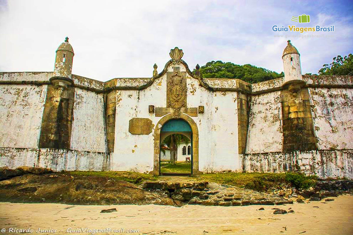 Imagem do Forte de Nossa Senhora dos Prazeres de Paranaguá, vista do Portão das Armas, na Ilha do Mel, Paraná, Brasil.