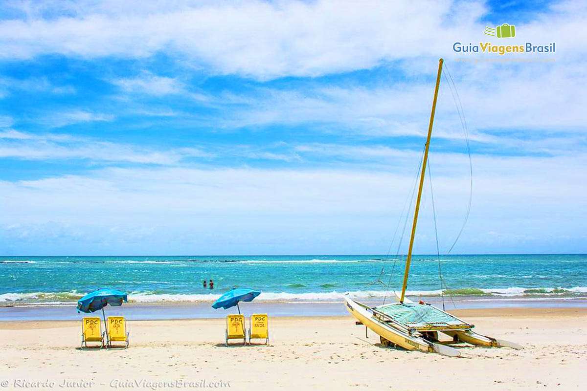 Imagem de cadeiras e guarda sol na Praia do Frances, em Maceió, Alagoas, Brasil.