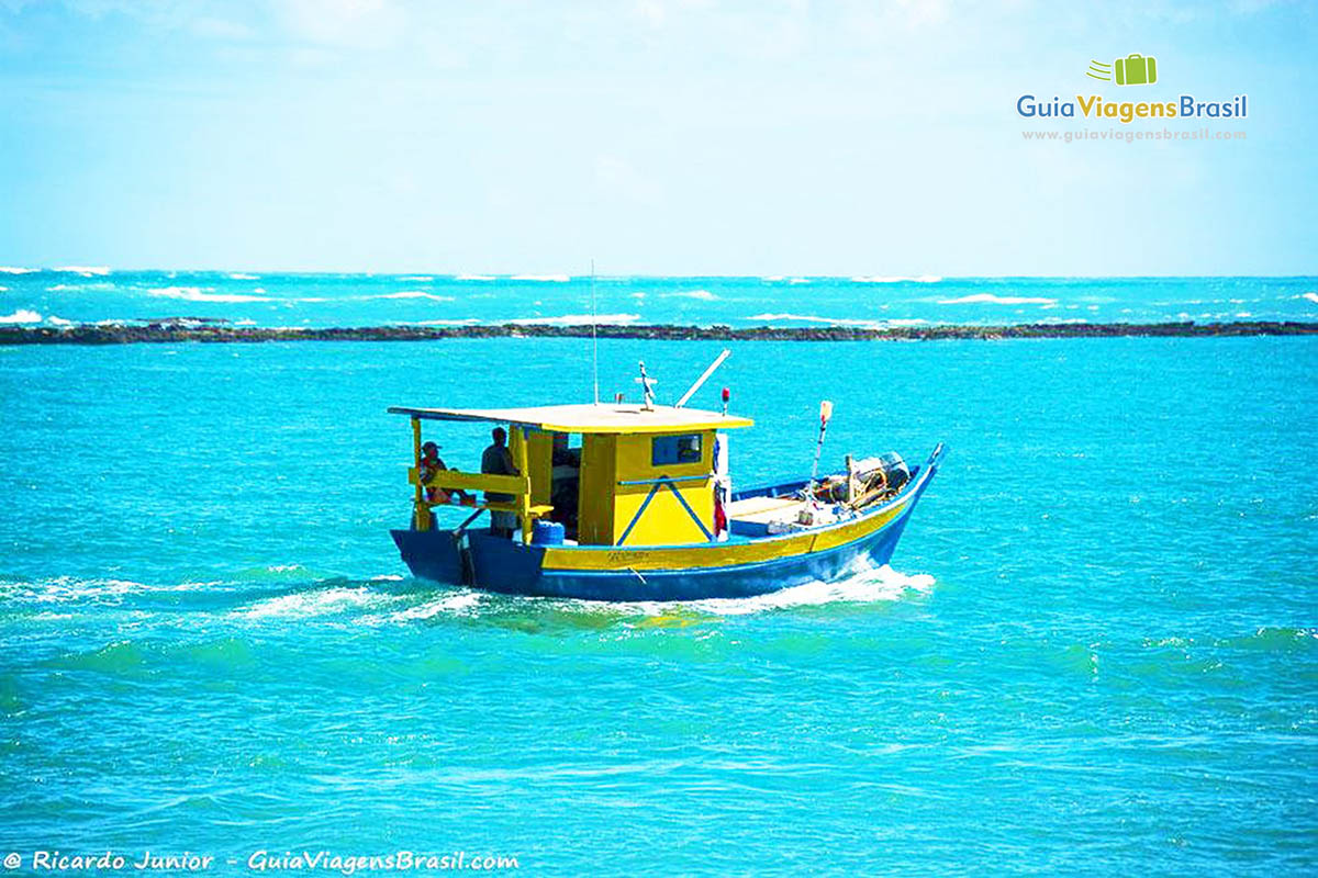 Imagem de barco, nas águas transparentes da Praia do Gunga, em Maceió, Alagoas, Brasil.