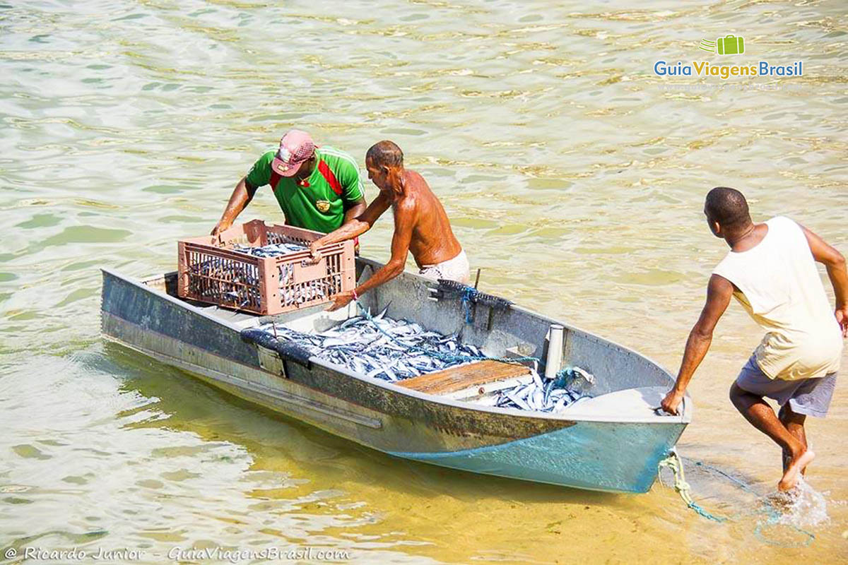 Imagem do barco de pescador na Praia do Rio Vermelho, em Salvador.