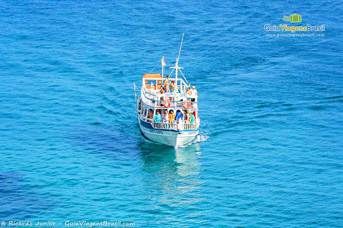 Imagem de barco com turista em alto mar na Praia do Sancho, em Fernando de Noronha, Pernambuco, Brasil.