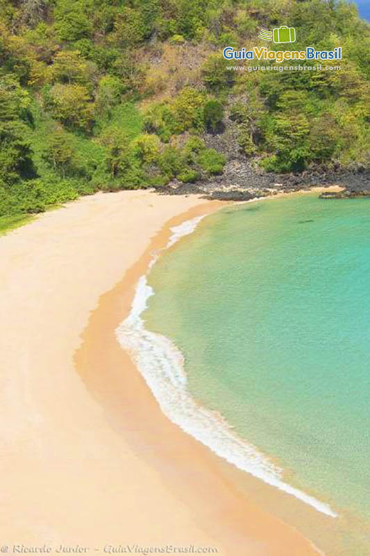 Imagem da Praia do Sancho, estas praias não são apenas belas, suas águas são de uma temperatura extremamente agradáveis, Praia do Sancho, em Fernando de Noronha, Pernambuco, Brasil.