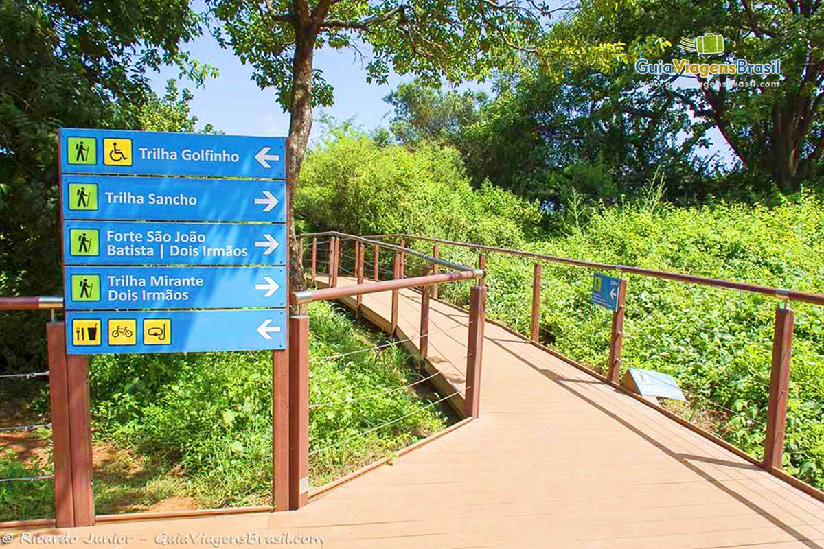 Imagem da placa informando a direção da trilha para a Praia do Sancho, em Fernando de Noronha, Pernambuco, Brasil.