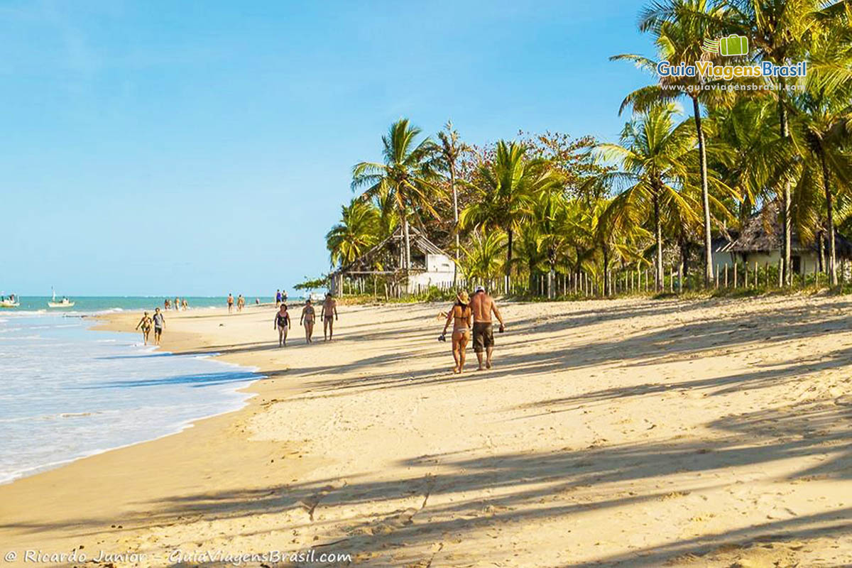 Imagem da linda Praia do Coqueiro em Trancoso, ideal para caminhadas.