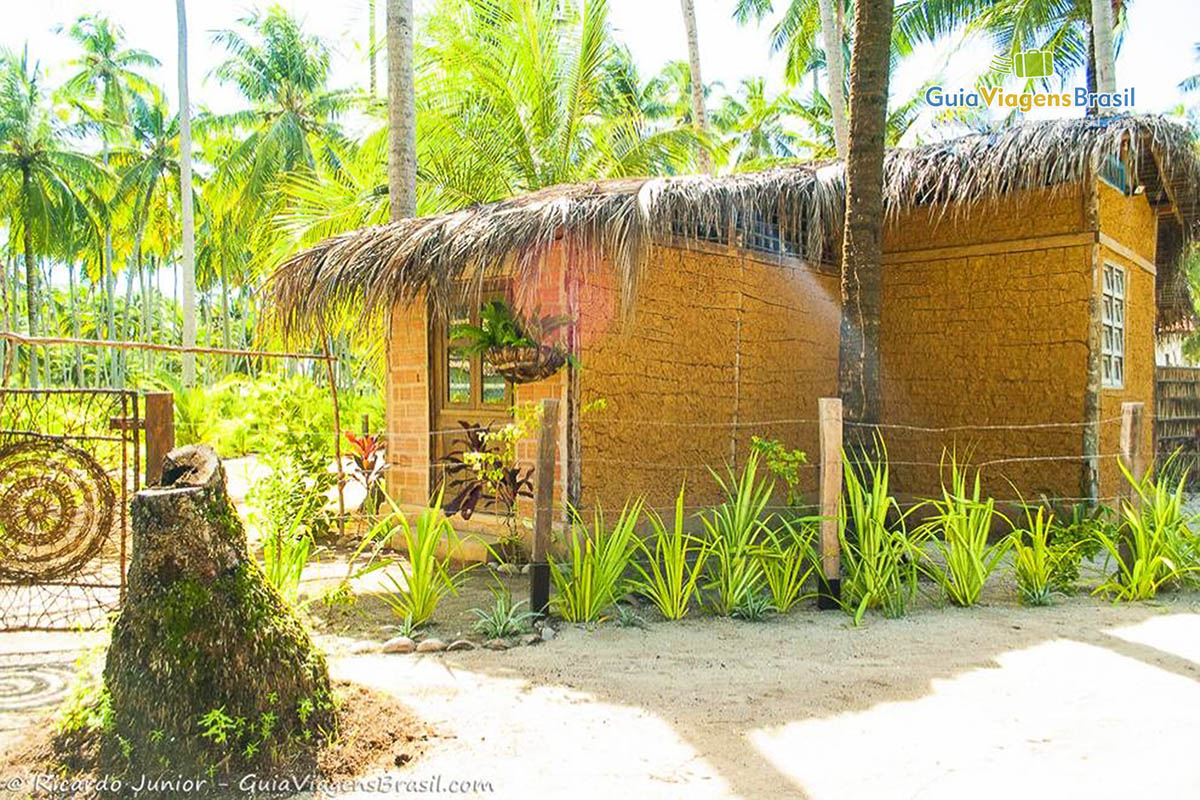 Imagem de uma casinha de pau a pique na Praia do Patacho, em Alagoas.