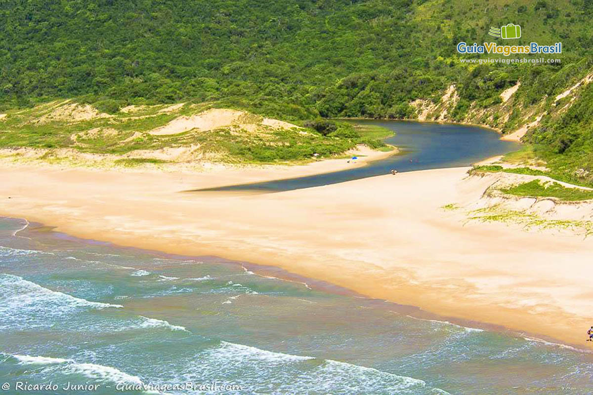 Imagem das belezas preservadas da Praia Lagoinha do Leste.