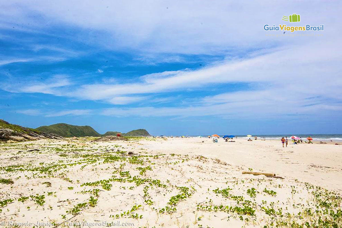 Imagem da faixa de areia da Praia Mar de Fora das Encantadas, na Ilha do Mel, Paraná, Brasil.