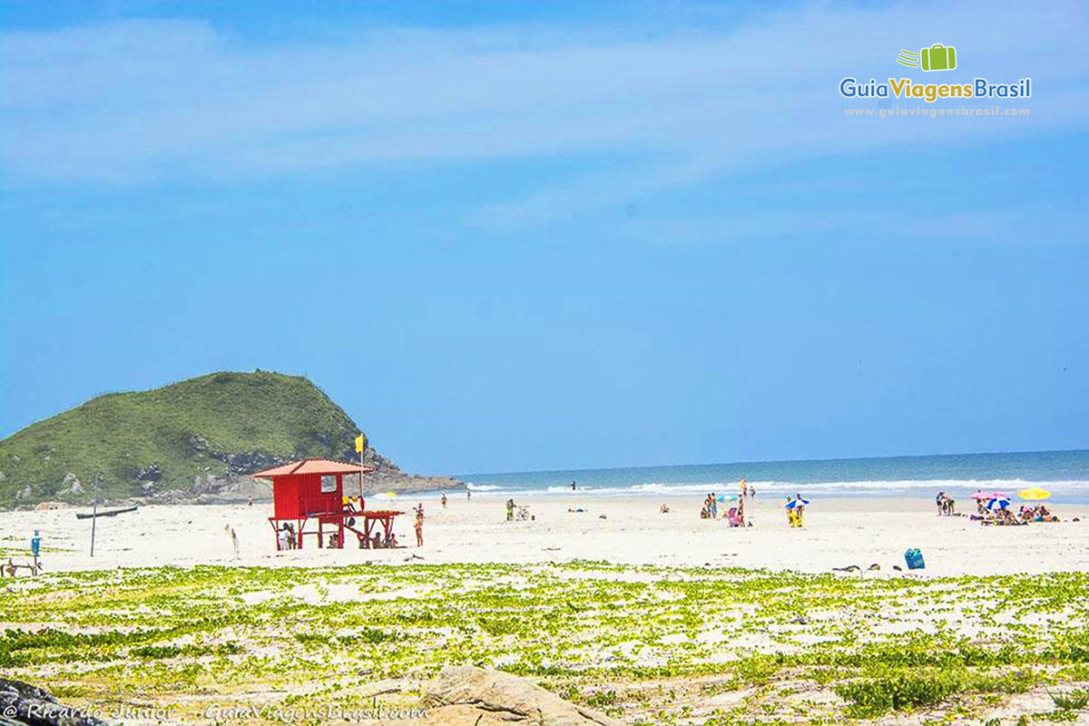 Imagem do Posto de salva vidas na Praia Mar de Fora das Encantadas, na Ilha do Mel, Paraná, Brasil.