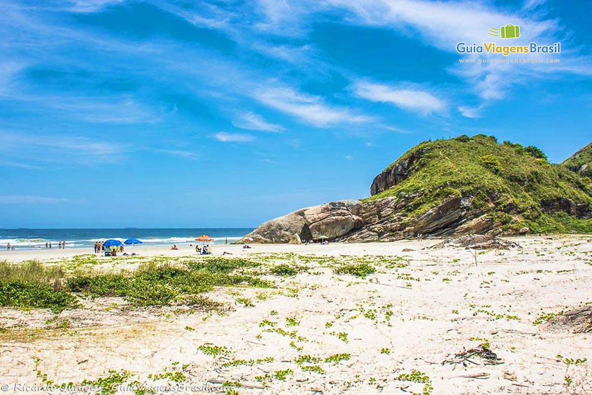 Imagem da grande faixa de areia que possui a Praia Mar de Fora das Encantadas, na Ilha do Mel, Paraná, Brasil.