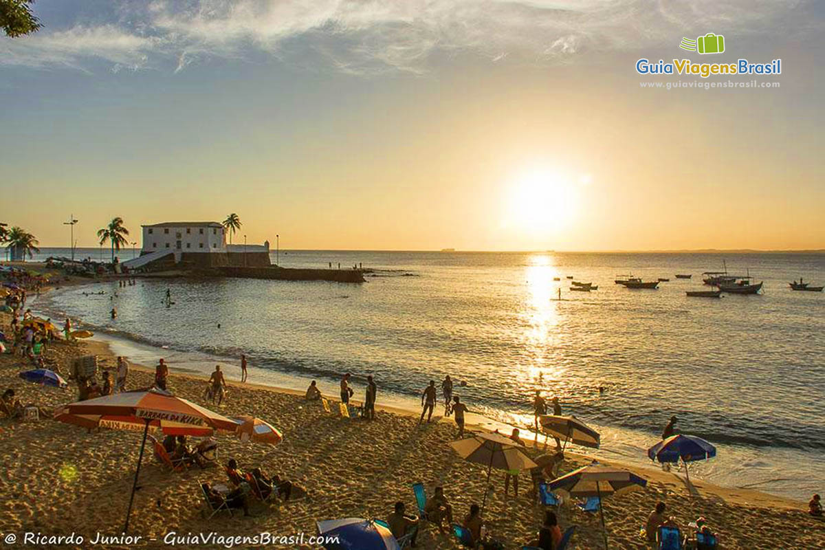Imagem de um belo pôr do sol na Praia Porto da Barra.