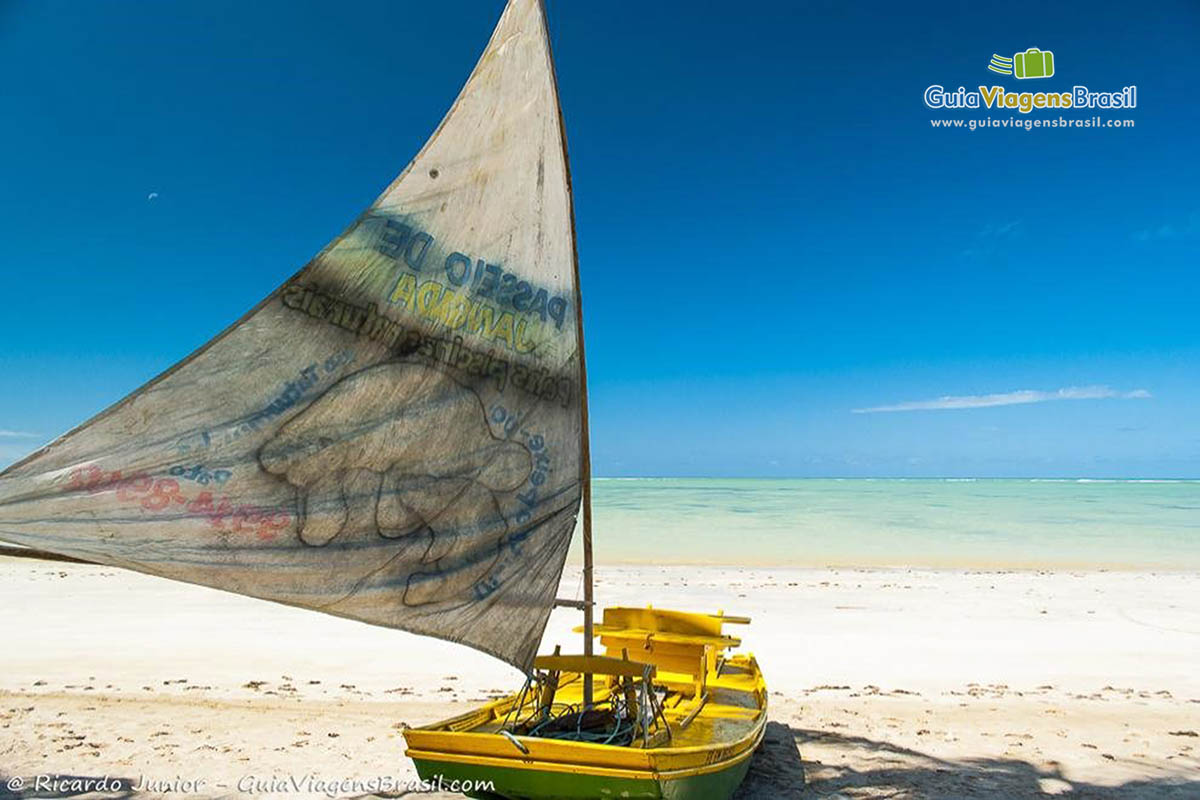 Imagem de barco a vela na areia e ao fundo o mar maravilhoso da Praia de Porto da Rua. 