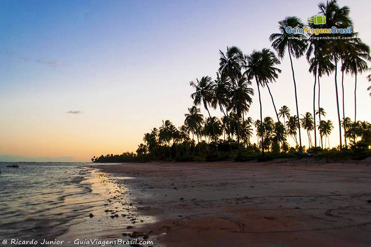 Imagem do entardecer belo na Praia de São Miguel dos Milagres, Alagoas.
