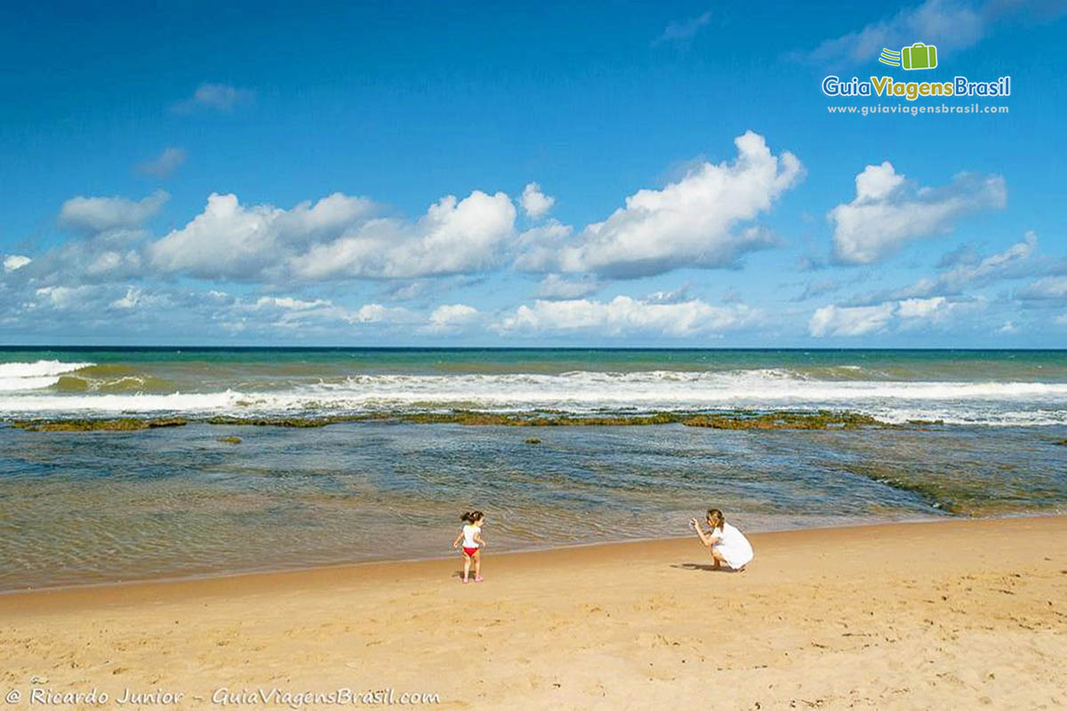 Imagem de mãe e filha nas linda Praia Vilas do Atlântico.