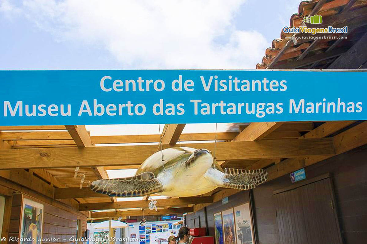 Imagem da placa que informa que ali é Centro de Visitante - Museu Aberto das Tartarugas Marinhas, em Fernando de Noronha, Pernambuco, Brasil.