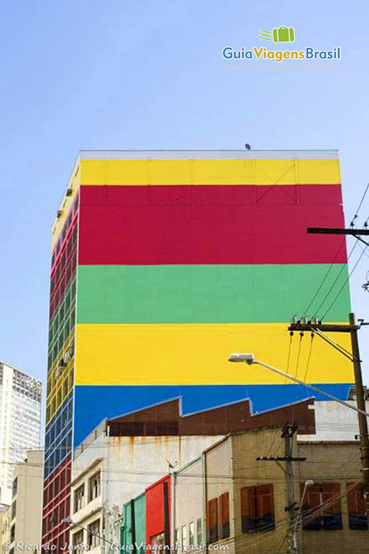 Imagem das cores vivas usadas na pintura das lojas para chamar atenção dos consumidores.