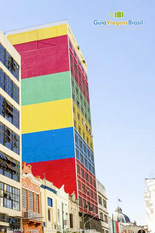 Imagem da arquitetura da Rua 25 de Março, em São Paulo, Brasil.