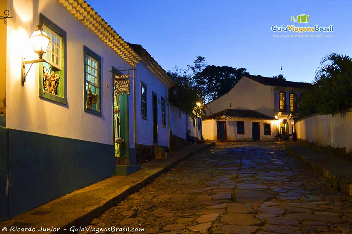Imagem a noite das casas iluminadas, em Tiradentes.