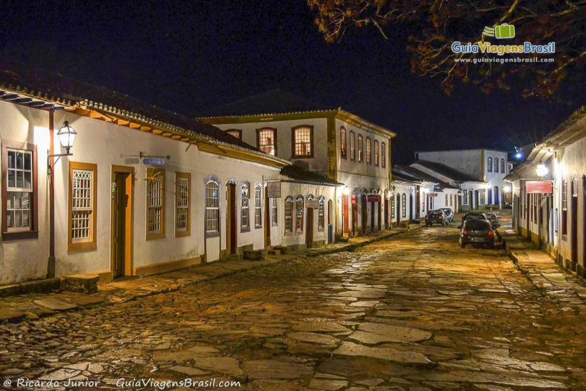 Imagem das casas com suas luminárias acessas, em Tiradentes.