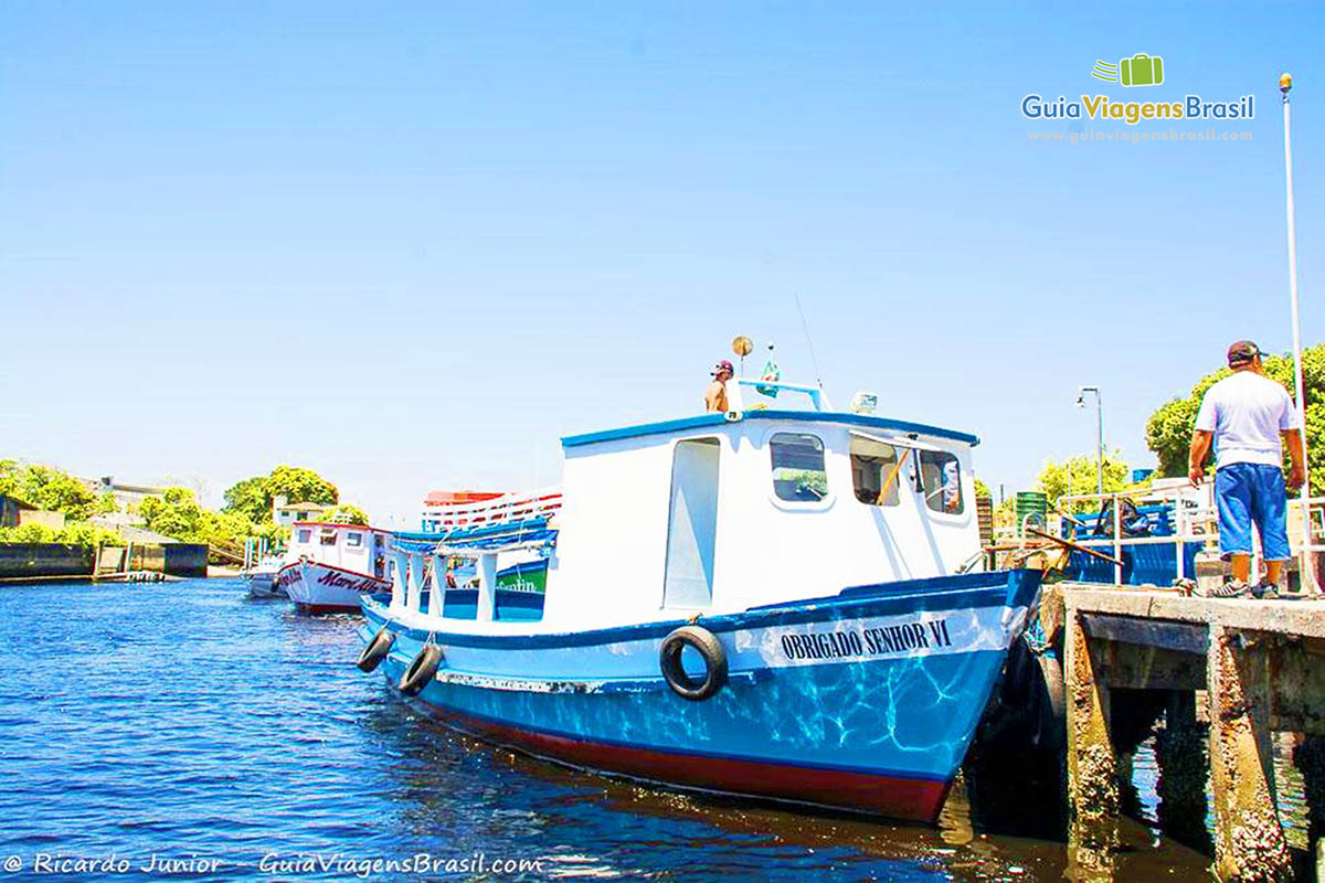 Imagem do barco que leva os turistas para Ilha do Mel, Paraná, Brasil.