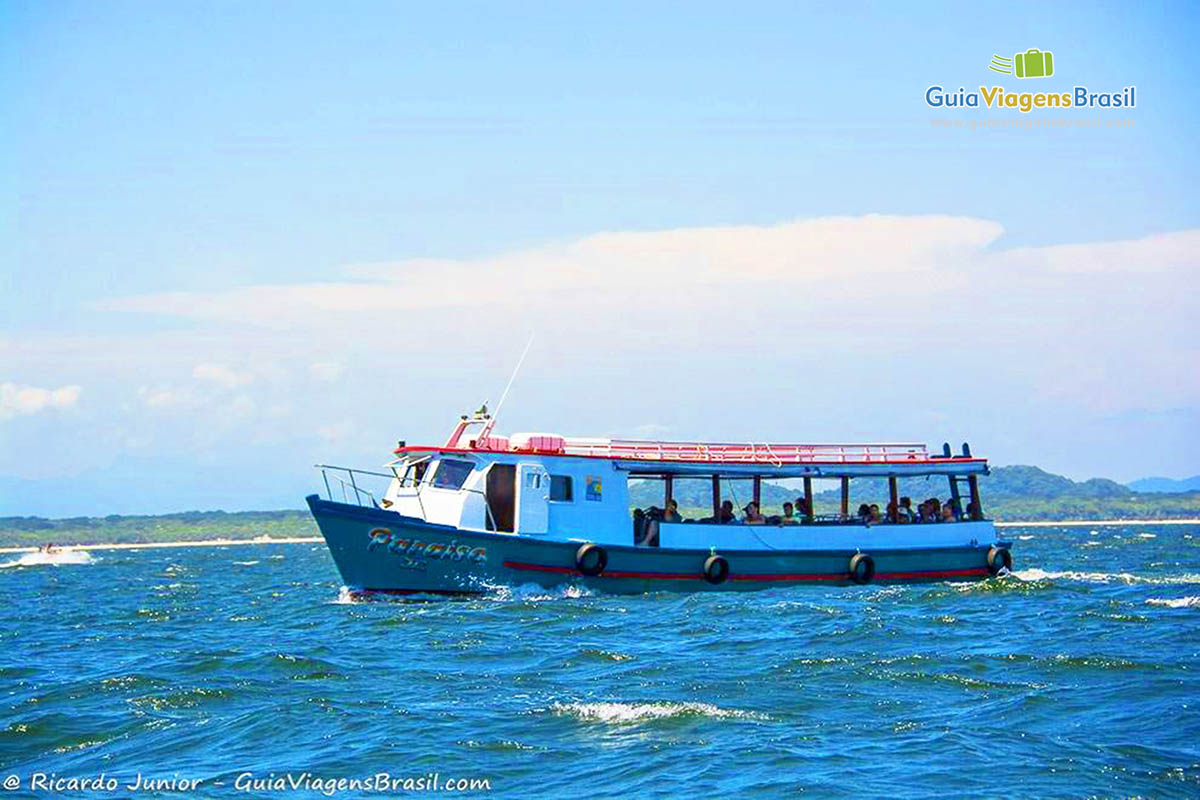 Imagem do barco já em alto mar com os turistas, na Ilha do Mel, Paraná, Brasil.