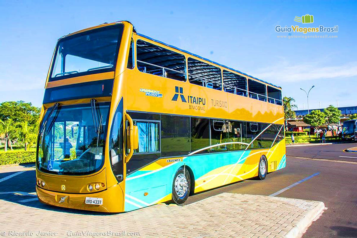 Imagem do ônibus que leva turistas até a Usina de Itaipu.