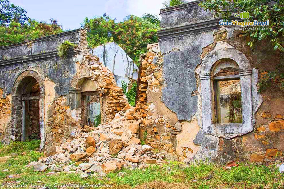 Imagem das ruinas, em Fernando de Noronha, Pernambuco, Brasil.