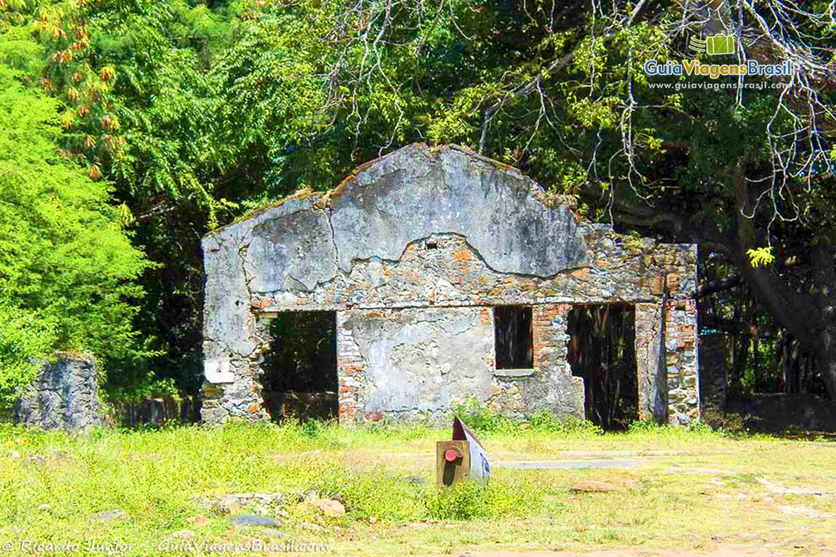 Imagem de ruínas, situada na Vila dos Remédios, o centrinho de Fernando de Noronha, Pernambuco, Brasil.