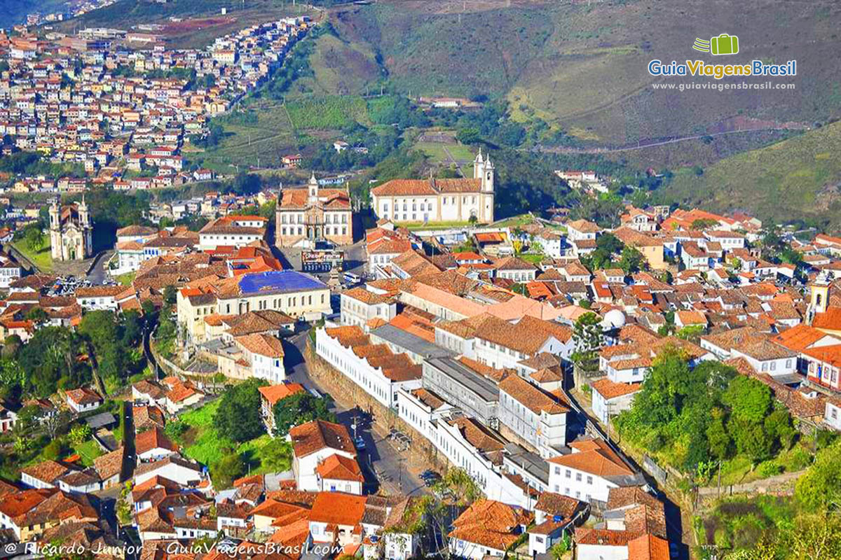 Imagem do alto da cidade de Ouro Preto revelando suas igrejas.