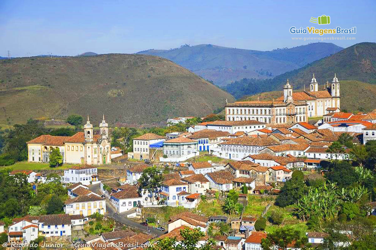 Imagem vista do mirante onde podemos ver os lindos casarões da cidade de Ouro Preto.