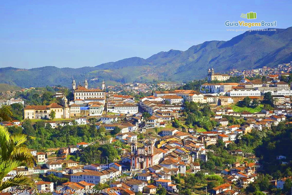 Imagem da cidade de Ouro Preto e ao fundo a serra de Minas Gerais.