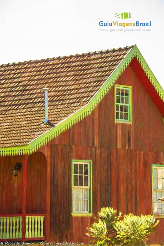Imagem da casa de madeira, construção típica da região.