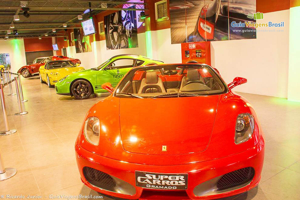 Imagem Ferrari vermelha em Gramado.