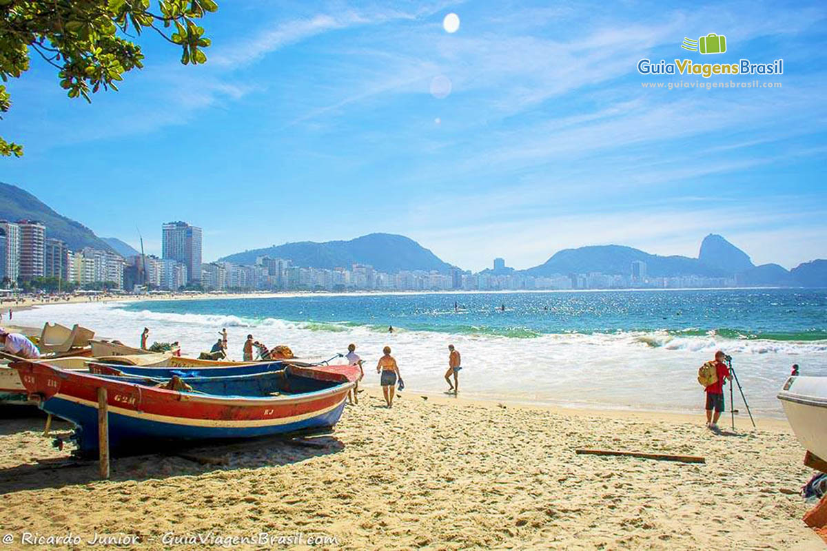Imagem de um fotógrafo registrando as belezas de Copacabana.