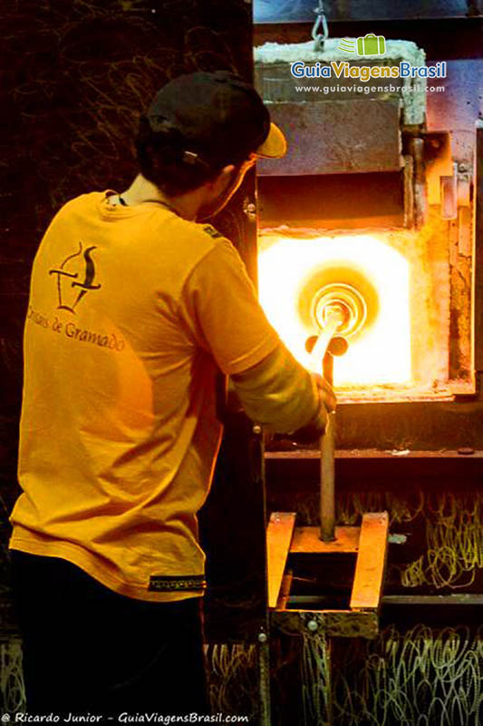 Imagem de funcionário em frente ao forno dos cristais.