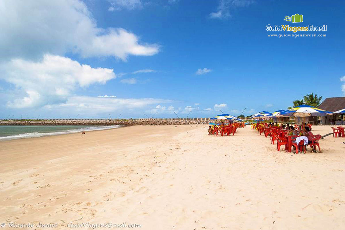 Imagem da larga faixa de areia da Praia Rendinha.