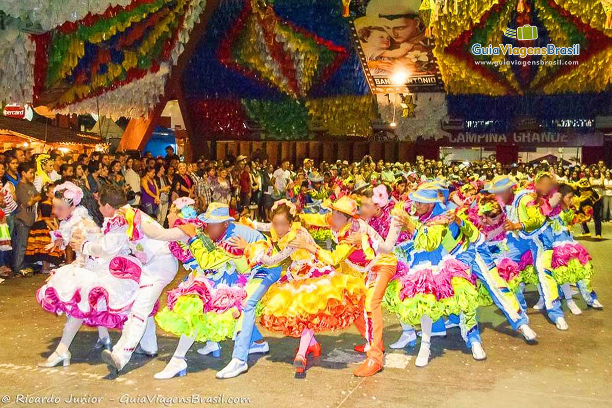 Imagem de homens e mulheres dançando a famosa quadrilha em Campina Grande.