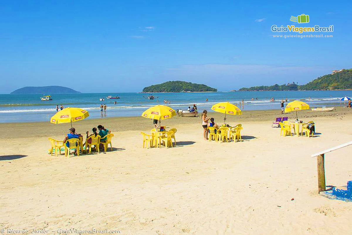 Imagem da Praia Maranduba com guarda sol amarelo nas areias da praia.